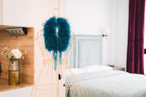 a bird head on a bed in a bedroom at TRONCOSO ENEA in Zamora