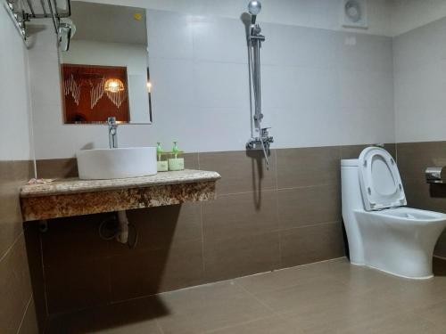 y baño con lavabo y aseo. en H'mông cổ trấn sapa homestay, en Sa Pa