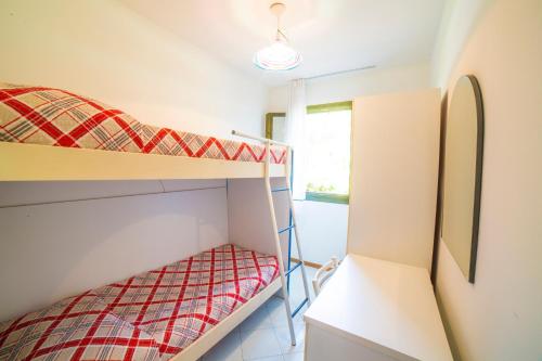 カヴァッリーノ・トレポルティにあるResidence Porto Soleの二段ベッド2台と窓が備わる客室です。