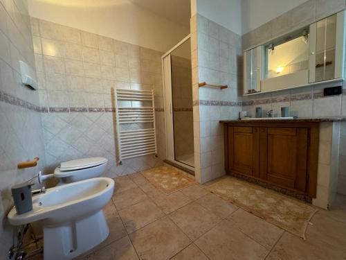 y baño con lavabo, aseo y ducha. en PM 12 Via Umberto Primo Guest House, en Torpè