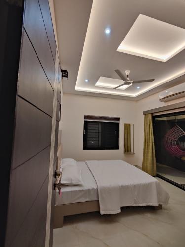 a bedroom with a bed and a ceiling at HALF MOON HOMESTAY in Kalyānpur