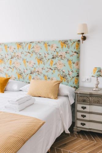 a bedroom with two beds with a floral wallpaper at TRONCOSO ENEA in Zamora