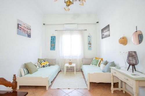 Passiflora Vacation House في نيدري: غرفة معيشة مع أريكة وطاولة