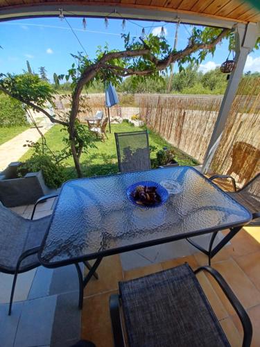 een tafel en stoelen op een patio bij Olive holiday home in Laganas