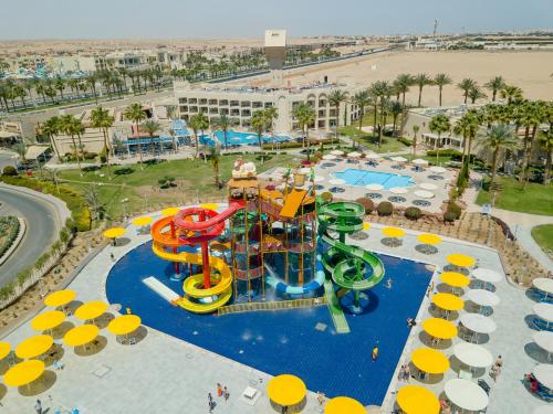 z widokiem na park wodny ze zjeżdżalnią w obiekcie Pickalbatros Palace - Aqua Park Hurghada w mieście Hurghada