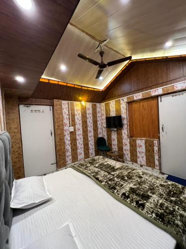 Cama ou camas em um quarto em Exclusive Nagar Cottage