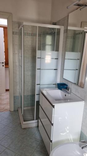 ein Bad mit einer Dusche und einem Waschbecken in der Unterkunft Agriturismo Pastorelli in Osmate Lentate