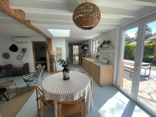 une cuisine et une salle à manger avec une table et une chambre avec une cuisine dans l'établissement villa VIEUX BOUCAU proche océan, à Vieux-Boucau-les-Bains