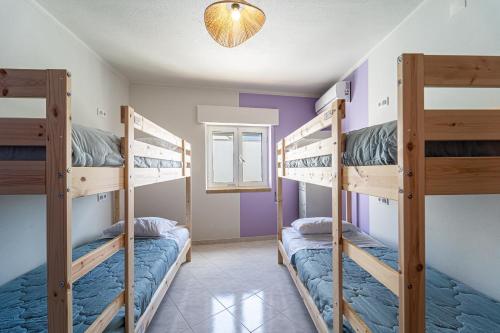 Postel nebo postele na pokoji v ubytování Sandy Bottoms Hostel