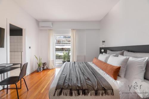 1 dormitorio con 1 cama grande y 1 mesa en Luxury Flat w/2Bath - Private Parking @Pasalimani en Piraeus