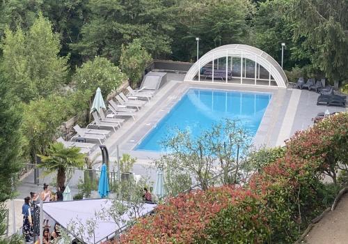 - une piscine entourée de chaises longues dans l'établissement La manufacture, à Antraigues-sur-Volane