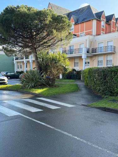 an empty parking lot in front of a building at Appartement cosy vue port in Dives-sur-Mer