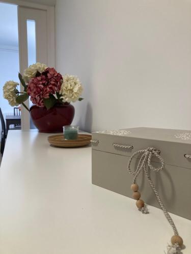 a vase filled with flowers sitting next to a table at Apartament La Perla in Gironella