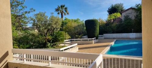 une cour avec une piscine et une clôture blanche dans l'établissement 