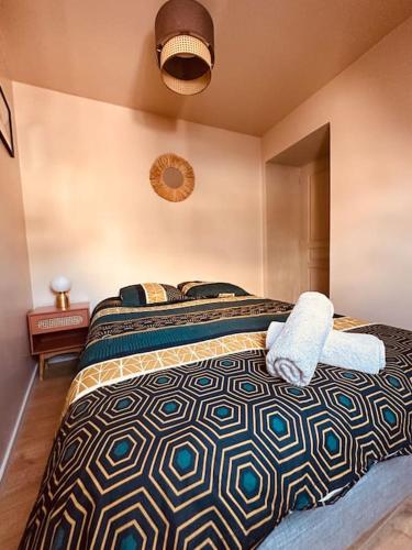 Cocon Bohème & Travertin في جويني: غرفة نوم عليها سرير وفوط