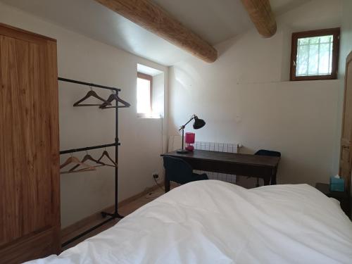 ein Schlafzimmer mit einem Bett und einem Schreibtisch neben einem Bettgmaxwell gmaxwell gmaxwell gmaxwell in der Unterkunft Lou Boulugi in Aix-en-Provence