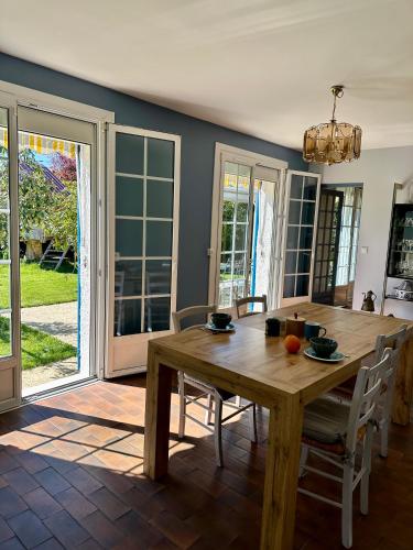 une salle à manger avec une table et des chaises en bois dans l'établissement Villa Sand Wedge 7 à 9 couchages, à Dieppe