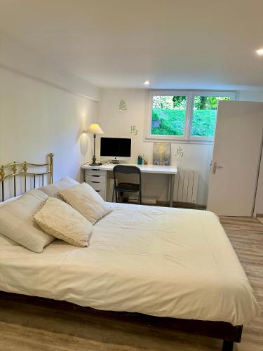 une chambre avec un lit et un bureau avec un ordinateur dans l'établissement Villa Sand Wedge 7 à 9 couchages, à Dieppe