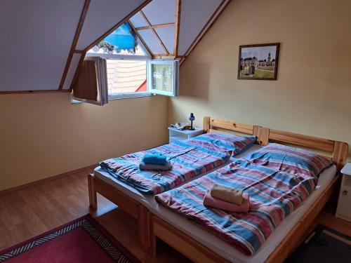 1 dormitorio con 1 cama con 2 almohadas en Balaton Beach Gyenesdiás en Gyenesdiás