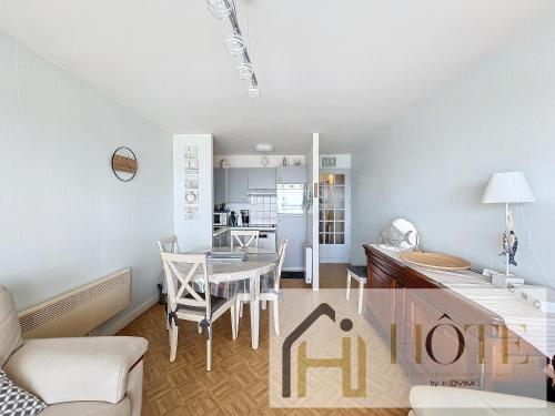 une cuisine et un salon avec une table et des chaises dans l'établissement Le Marin - Vue Mer, à Bray-Dunes