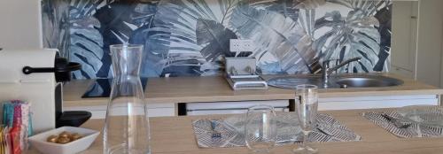 une cuisine avec un comptoir avec des verres et un évier dans l'établissement 