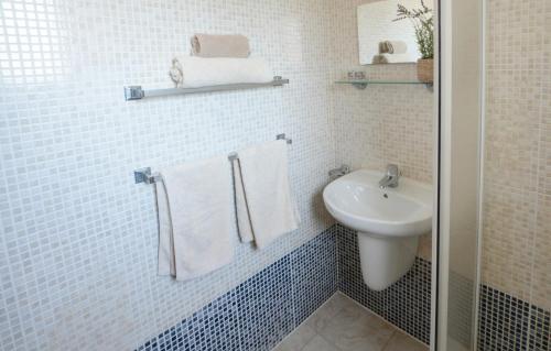 La salle de bains est pourvue d'un lavabo, de toilettes et de serviettes. dans l'établissement Villa Argyro, à Ayia Napa
