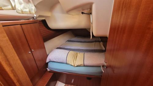 a small room with a bed in the back of a boat at Trifula in Cagliari
