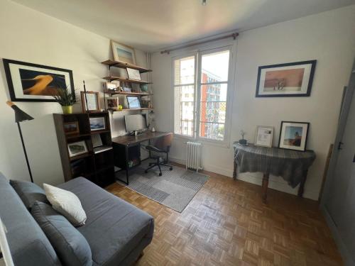 un salon avec un canapé et un bureau dans l'établissement Wonderful 130m2 apartment 5 minutes walk to Roland Garros & Parc des Princes, à Boulogne-Billancourt