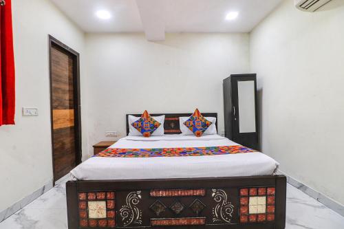 ein Schlafzimmer mit einem großen Bett in einem Zimmer in der Unterkunft FabExpress King Stay in Neu-Delhi