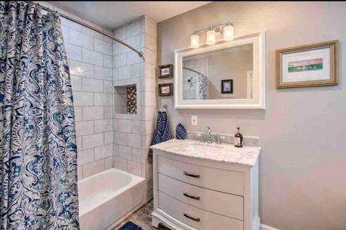 uma casa de banho com um lavatório, uma banheira e um chuveiro em Modern South Philly Townhome em Filadélfia