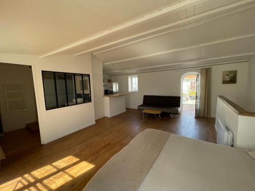a living room with a couch and a table at une fenêtre sur cour in La Flotte