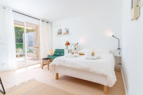 une chambre blanche avec un lit blanc et une fenêtre dans l'établissement Le Bristol By ApiRent #Climatisation #Terrasse #Central, à Cannes