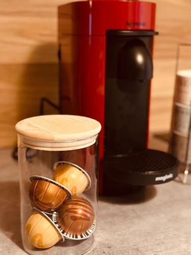 un bocal avec des cuillères à café à côté d'une cuisinière dans l'établissement Cocon Flânerie & Bambou, à Joigny