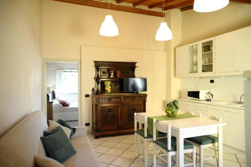 フィレンツェにあるMy Sweet Home In S. Fredianoのリビングルーム(テーブル付)、キッチン