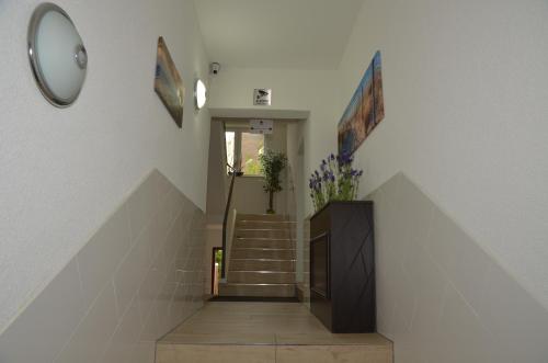 un couloir avec des escaliers et un escalier dans l'établissement Hotel Zum Seemann, à Cuxhaven