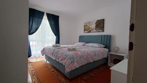 1 dormitorio con cama y ventana en Apartments Gabriela en Poreč