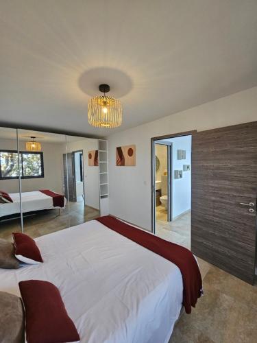Un dormitorio con una cama grande y una lámpara de araña. en U Paradisu en Piana