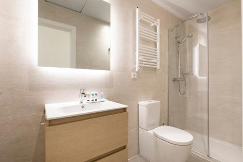 uma casa de banho com um WC, um lavatório e um chuveiro em Precioso apartamento a 2 minutos de El Retiro em Madri