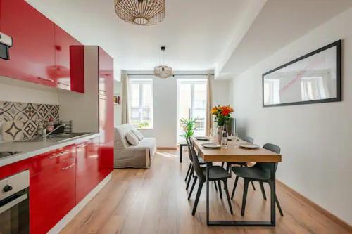 une cuisine et une salle à manger avec une table et des chaises dans l'établissement L'escale des vignobles, à Gevrey-Chambertin