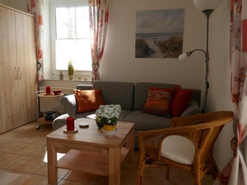 ein Wohnzimmer mit einem Sofa und einem Tisch in der Unterkunft Parkresidenz Dierhagen in Dierhagen