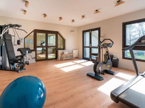 einen Fitnessraum mit Laufbändern und Trainingsgeräten in einem Zimmer in der Unterkunft Ibis Styles Lisieux Normandie in Lisieux