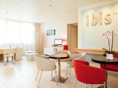 - une salle d'attente avec des tables et des chaises dans l'établissement ibis Senlis, à Senlis