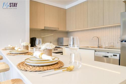 Kuchyň nebo kuchyňský kout v ubytování Charming 1BR Apartment