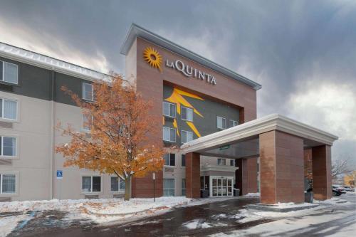 a building with a sun sign on the side of it at La Quinta by Wyndham Detroit Utica in Utica