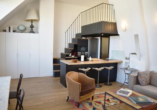 un salon avec une cuisine et un escalier dans l'établissement Artist Loft, à Paris