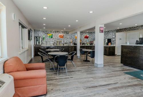 a lobby with a table and chairs and a bar at Quality Inn Rockport on Aransas Bay in Rockport