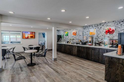 a restaurant with a bar with tables and chairs at Quality Inn Rockport on Aransas Bay in Rockport