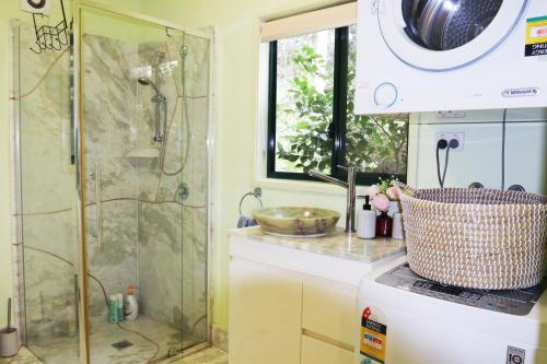 y baño con ducha y lavamanos. en Rainforest Cabin in Doon Doon NSW, 