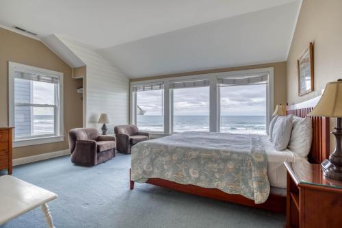 une chambre avec un lit et une vue sur l'océan dans l'établissement DaySea Cottage, à Lincoln City