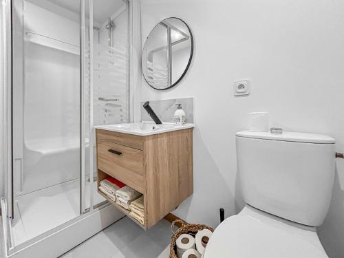 een badkamer met een toilet, een douche en een spiegel bij Écrin du Centre Ville Stéphanois in Saint-Étienne
